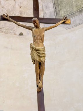 Amalfi, İtalya, 26 Eylül 2023: St. Peter Katedrali 'nin binalarında eski polikromların, fresklerin ve heykellerin parçaları. Andrew Amalfi, İtalya 'da.