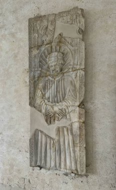 Amalfi, İtalya, 26 Eylül 2023: St. Peter Katedrali 'nin binalarında eski polikromların, fresklerin ve heykellerin parçaları. Andrew Amalfi, İtalya 'da.