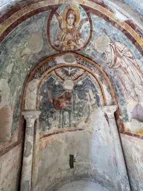 Amalfi, İtalya, 26 Eylül 2023: Amalfi, İtalya 'daki Saint Andrew Katedrali' nin eski polikromlarının parçaları.
