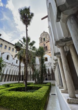 Amalfi, İtalya, 26 Eylül 2023: Amalfi, İtalya 'daki Saint Andrew Katedrali' nin iç avlusu.