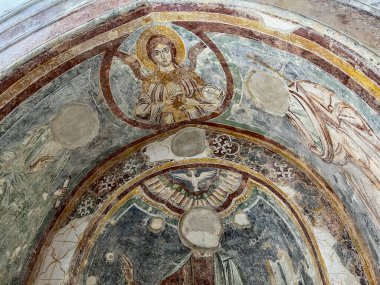 Amalfi, İtalya, 26 Eylül 2023: Amalfi, İtalya 'daki Saint Andrew Katedrali' nin eski polikromlarının parçaları.