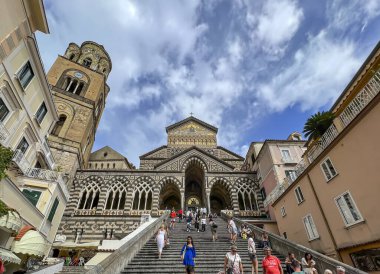 Amalfi, İtalya, 26 Eylül 2023: Amalfi 'deki St. Andrew Katedrali cephesi ve katedralin önündeki merdivenler.