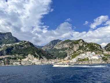 Amalfi, İtalya, 26 Eylül 2023: Amalfi, Campania, İtalya 'daki dağların yamaçlarındaki güzel konuma sahip binalar denizinden manzara.