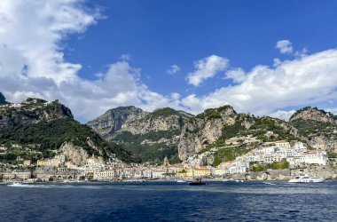 Amalfi, İtalya, 26 Eylül 2023: Amalfi, Campania, İtalya 'daki dağların yamaçlarındaki güzel konuma sahip binalar denizinden manzara.