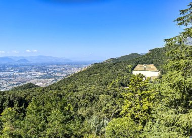 İtalya 'daki Monte Cassino' daki Polonya askeri mezarlığı, genel görüş.