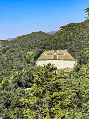 İtalya 'daki Monte Cassino' daki Polonya askeri mezarlığı, genel görüş.
