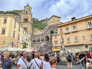 Amalfi, İtalya, 26 Eylül 2023: Amalfi 'deki St. Andrew Katedrali cephesi ve katedralin önündeki merdivenler.