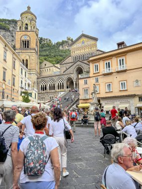 Amalfi, İtalya, 26 Eylül 2023: Amalfi 'deki St. Andrew Katedrali cephesi ve katedralin önündeki merdivenler.