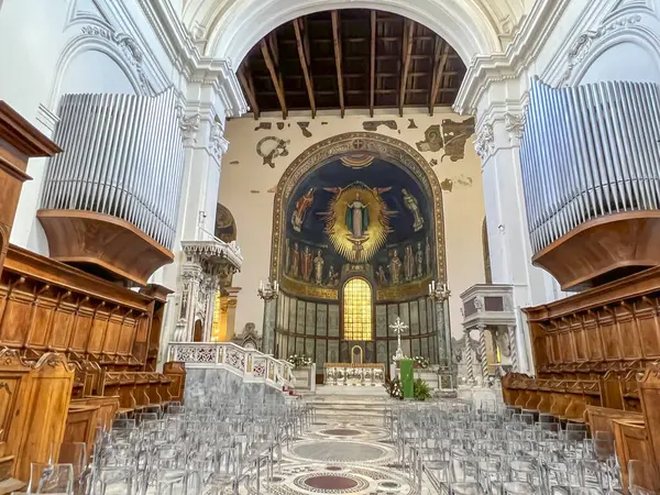 Salerno, İtalya, 26 Eylül 2023: Aziz Katedrali. Matthew Salerno, İtalya 'da. Katedralin içi..