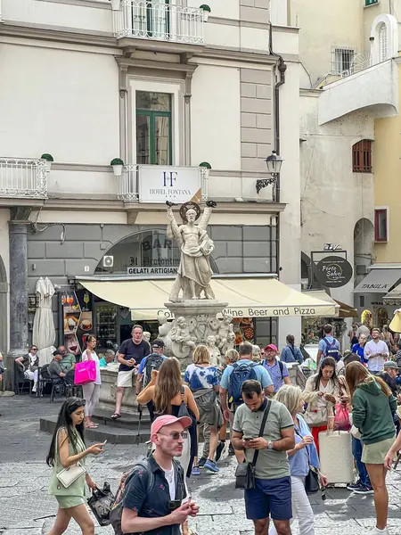 Amalfi, İtalya, 26 Eylül 2023: Amalfi Katedrali 'nde Aziz Andrew figürü ile çeşme.