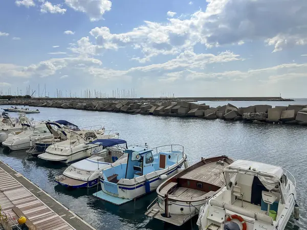 Salerno, İtalya, 26 Eylül 2023: Salerno, İtalya 'daki iskele. Tepeler ve kıyı binaları arka planda görünüyor ve yatlar ön tarafta demirli..