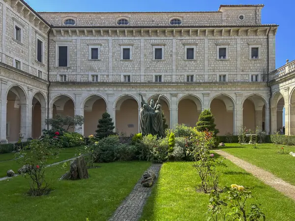 Monte Cassino, İtalya, 29 Eylül 2023: İtalya 'da Monte Cassino' daki Benedictine Manastırı 'nın iç bahçesi.