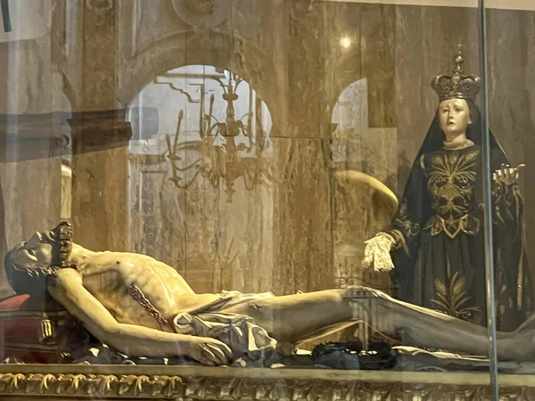 アマルフィ イタリア 2023年9月26日 イタリアのアマルフィにあるセント アンドリュー大聖堂 死んだイエスの隣のメアリー ロイヤリティフリーのストック画像