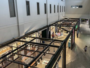 Katowice Pyrzowice, Polonya, 23 Eylül 2024: Polonya 'da Katowice Pyrzowice havaalanının gümrüksüz bölgesinde alışveriş.