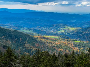 Polonya 'daki Beskid Slaski dağları, tepeden aşağı bölgelere manzara. Wisla bölgesi.