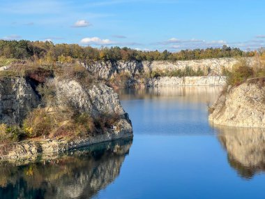 Zakrzowek Barajı, yüzme havuzu. Zakrzowek 'teki Krakow' da yapay su deposu. 1992 'de eski bir kireçtaşı ocağını sel bastıktan sonra yaratıldı..