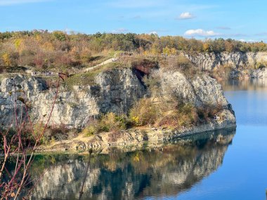 Zakrzowek Barajı, yüzme havuzu. Zakrzowek 'teki Krakow' da yapay su deposu. 1992 'de eski bir kireçtaşı ocağını sel bastıktan sonra yaratıldı..
