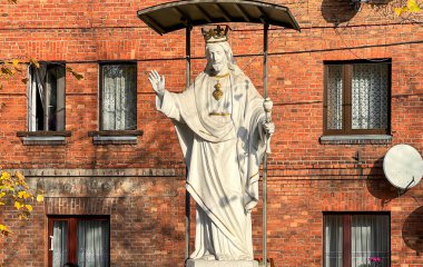 Kalety, Jedrysek, Polonya 'daki Aziz Joseph Kilisesi' nin yanındaki Kral İsa figürü..