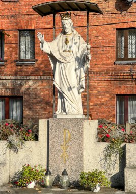 Kalety, Jedrysek, Polonya 'daki Aziz Joseph Kilisesi' nin yanındaki Kral İsa figürü..
