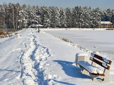 Polonya, Kalety Zielona 'da buzla kaplı ve karla kaplı göletler. Geçitte çiğnenmiş bir patika.