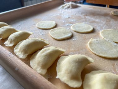 Ev yapımı hamur köfteleri, elle yoğurmak, rulo yapmak, kesip çıkarmak ve yapıştırmak..