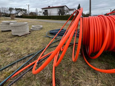 İnşaat alanında bırakılan davulda yüksek yoğunluklu polietilen PE-HD 'den yapılmış bir boru..