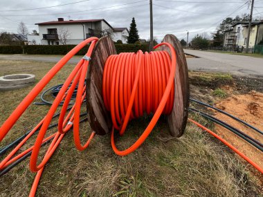 İnşaat alanında bırakılan davulda yüksek yoğunluklu polietilen PE-HD 'den yapılmış bir boru..