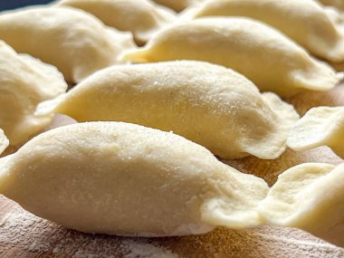 Ev yapımı hamur köfteleri, elle yoğurmak, rulo yapmak, kesip çıkarmak ve yapıştırmak..