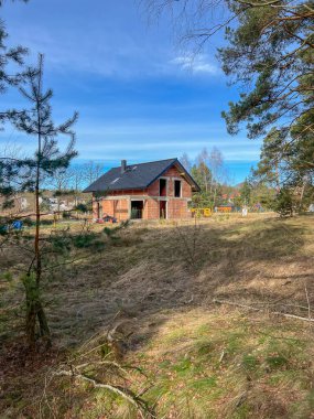 Seramik bloklardan inşa edilmiş tek bir aile evi. Fayansız, penceresiz ve kapısız. Kabuk halinde..