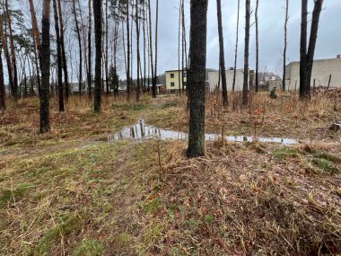 Su drenajı eksikliği, küçük kasaba sokaklarında yağmur sırasında büyük su birikintilerinin oluşmasına neden olur..