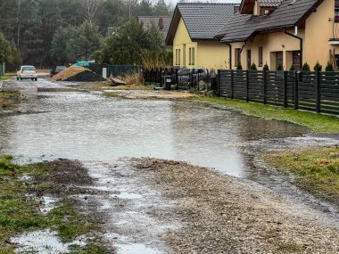 Su drenajı eksikliği, küçük kasaba sokaklarında yağmur sırasında büyük su birikintilerinin oluşmasına neden olur..