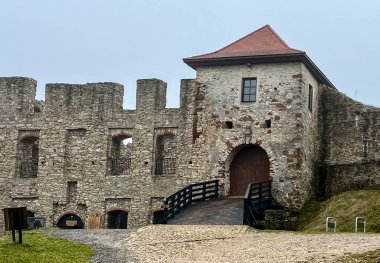 Polonya 'daki Rabsztyn' de sisli bir havada kale harabeleri. Olkusz yakınlarındaki tesis kısmen yeniden inşa edildi ve Krakow-Czestochowa tepesindeki Kartal Yuvaları patikasında kullanılabilir hale getirildi..