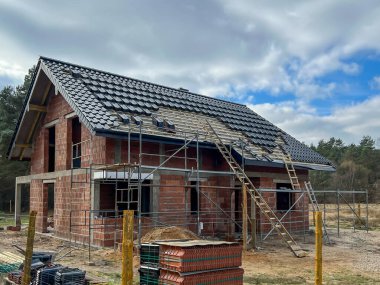 Tek bir aile evinin çatısına fayanslar döşeyerek bir iş kazası..