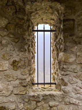 Polonya 'daki Rabsztyn' de sisli bir havada kale harabeleri. Olkusz yakınlarındaki tesis kısmen yeniden inşa edildi ve Krakow-Czestochowa tepesindeki Kartal Yuvaları patikasında kullanılabilir hale getirildi..