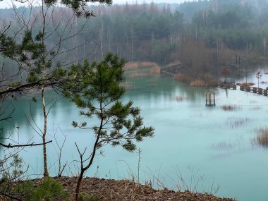 Park Grodek, Polonya 'nın Jaworzno şehrinde, yağmurlu havalarda. Polonya Maldivleri (eski taş ocaklarının gelişmiş alanı).