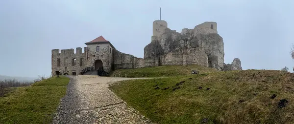 stock image Castle ruins in Rabsztyn in Poland in foggy weather. The facility near Olkusz was partially rebuilt and made available on the Eagle's Nests trail on the Krakow-Czestochowa Upland.