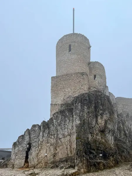 Yağmurlu ve sisli havada Polonya 'daki Rabsztyn Kalesi harabeleri. Olkusz yakınlarındaki tesis kısmen yeniden inşa edildi ve Krakow-Czestochowa tepesindeki Kartal Yuvaları patikasında kullanılabilir hale getirildi..