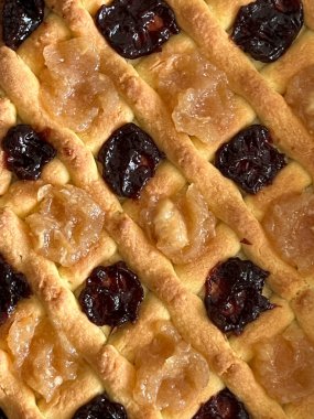 Mazurek (Paskalya 'yla ilgili düşük tatlı pasta) fırından çıkarıldı, tatlı reçel eklendi ve arkaplan olarak yakın plan olarak eritilmiş şekerle kaplandı..