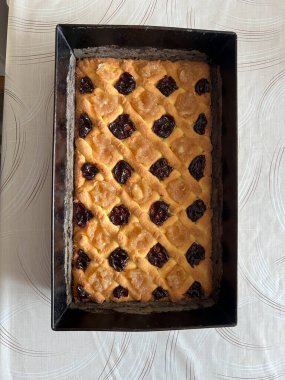Mazurek (Paskalya 'yla ilgili düşük tatlı pasta) fırından çıkarıldı, tatlı reçel eklendi ve arkaplan olarak yakın plan olarak eritilmiş şekerle kaplandı..