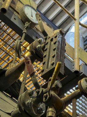 Eski bir buhar kazanının vanaları ve diğer güvenlik ekipmanları. Yoğun aşınma, aşınma ve kazan ve ekipman kirliliği..