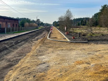 Yol tadilatı sırasında ve yeni bir asfalt katmanı oluşturmadan önce yerel asfalt yolun eski yüzeyinin değirmenlenmesi.