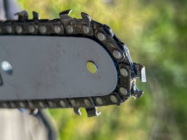 Küçük tahta testerenin kılavuz çubuğundaki zincir yakın plan..