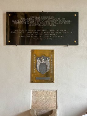Tum, Polonya, 12 Nisan 2024: Tum 'daki 12. yüzyıl kolej kilisesinin iç kısmı. Kilisenin girişinde hatıra plaketi..
