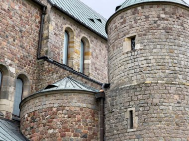 Polonya 'daki tek başkolej Kutsal Bakire Meryem ve Tum' daki St. Alexego (Leczyca ArchCollege) kilisesi 12. yüzyılda Leczyca 'da inşa edilmiştir..