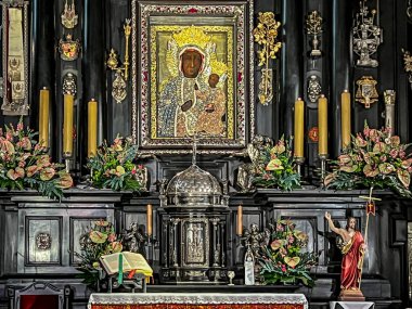 Czestochowa, Polonya, 19 Nisan 2024: Jasna Gora Manastırı: Czestochowa 'nın Siyah Madonna' sının şapeli ve muhteşem tablosu).