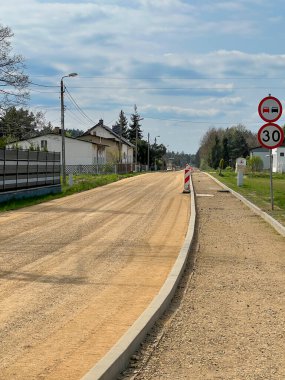 Kaldırımlı yol asfalt döşeme için asfalt döşenmiştir..
