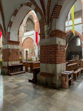 Tum, Polonya, 12 Nisan 2024: Tum 'daki 12. yüzyıl kolej kilisesinin iç kısmı.