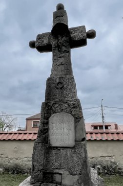 Tum 'daki kolej kilisesinde eski bir taş haç üzerinde 