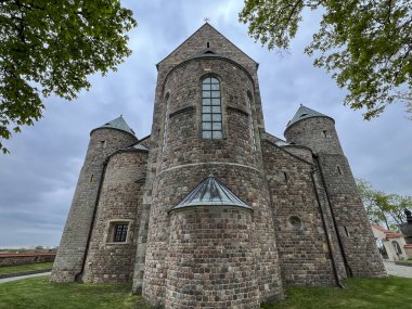 Polonya 'daki tek başkolej Kutsal Bakire Meryem ve Tum' daki St. Alexego (Leczyca ArchCollege) kilisesi 12. yüzyılda Leczyca 'da inşa edilmiştir..