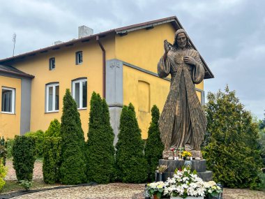 Polonya 'daki Gora Swietej Malgorzata' daki (Aziz Margaret Dağı) kilise ve mezarlığın yanında Merhametli İsa 'nın figürü.